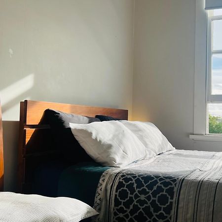 Wayne'S World Westport Hostel ภายนอก รูปภาพ