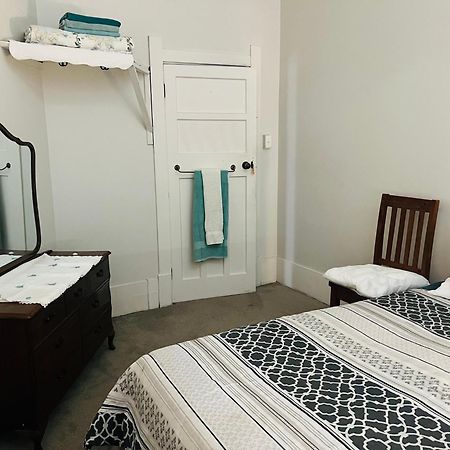 Wayne'S World Westport Hostel ภายนอก รูปภาพ